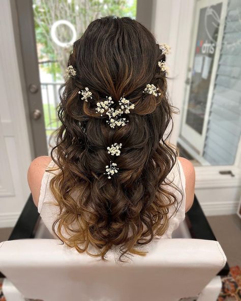 Boho half up look 🌿🕊️ Loving the added baby’s breath 🤍🤍 #bohochic #bohohairstyles #bridalhair @theveilbridalco 🌿🤍🕊️ | Instagram Curly Hairstyles Engagement, Half Up Half Down Indian Hairstyles, Flower Prom Hairstyles, Flowers In Hair Half Up Half Down, Wedding Hair Half Up Half Down With Flowers, Flowers In Hairstyle, Hairstyles With Baby Breath Flowers, Baby’s Breath Flower Hair, Half Up Half Down Flower Hair