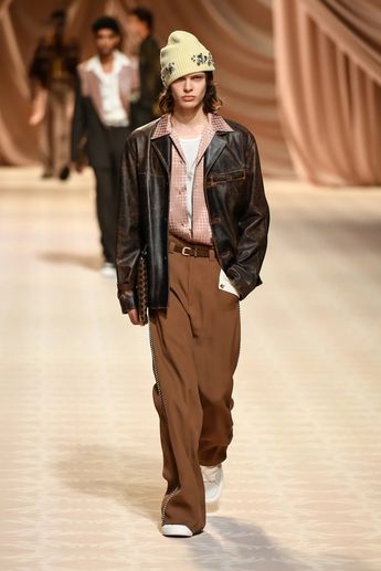 Top Fall 2024 Men's Trends: Baggy Pants, Browns, Double Breasted Suits, and Cardigans [PHOTOS] Double Breasted Cardigan, Brown Image, Zegna Men, Mens Trends, Baggy Pants, Baggy Pant, Louis Vuitton Men, Mens Fall, Armani Men