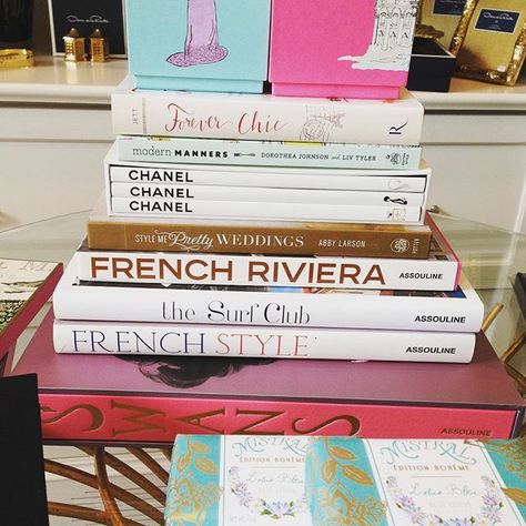 The Well Appointed House (@wellappointedhouse) • Instagram photos and videos Books Decor, Vogue Covers, Tiffany Style, Stack Of Books, Coffee Table Books, Sky High, Fashion Books, Love Book, Girly Girl