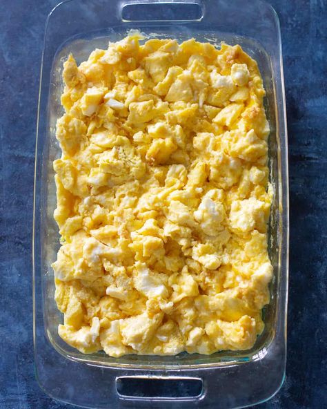 Scrambled Egg Bake, Oven Scrambled Eggs, Easy Breakfast Dishes, Eggs In Oven, Cheesy Scrambled Eggs, The Girl Who Ate Everything, Scrambled Eggs Recipe, Fluffy Eggs, Oven Cooking