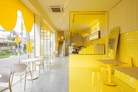 Korean Fried Chicken Restaurant Design, Yellow Cafe Interior Design, Korean Store Design, Yellow Restaurant, Yellow Interior Design, Japanese Restaurant Design, Container Cafe, Beauty Salon Interior, Yellow Interior