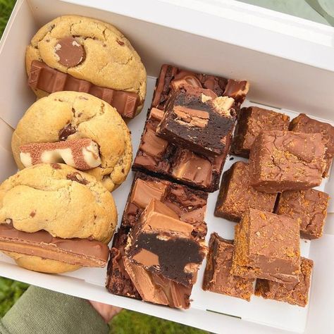 The Mighty Pop on Instagram: "Little weekend treat box that’s filled with cookies, mini brownie bites and fudge chunks." Brownie Squares Mini, Mini Brownies Packaging, Brownies And Cookies Packaging, Gourmet Brownies Boxes, Brownie Assortment, Mini Brownie Bites, Mini Brownies, Box Brownies, Brownie Bites