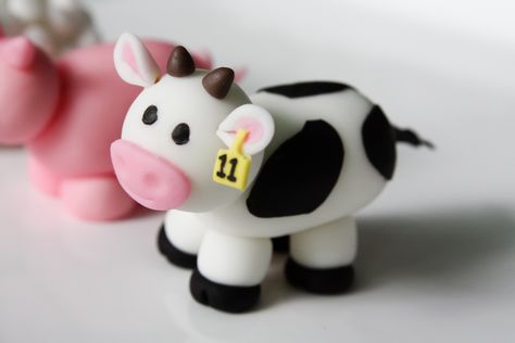 Cow Cake Topper Fondant Cow, Cow Cake Topper, Animal Fondant, Hen Party Cakes, Barnyard Cake, Cow Cake, Farm Animal Cakes, Fimo Kawaii, Cow Stuff