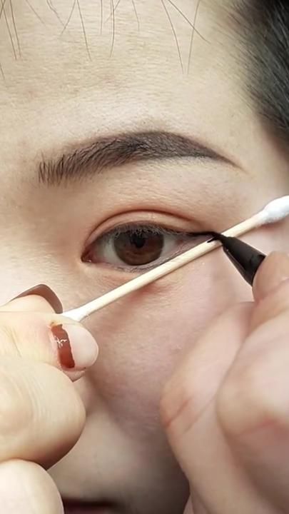 Quick Eye Makeup, Face Makeup Tutorial Video, Applying Eyeliner, Makeup Hacks Videos, Eyeliner Techniques, Membentuk Alis, Beginners Eye Makeup, Simple Makeup Tips, Subtle Makeup