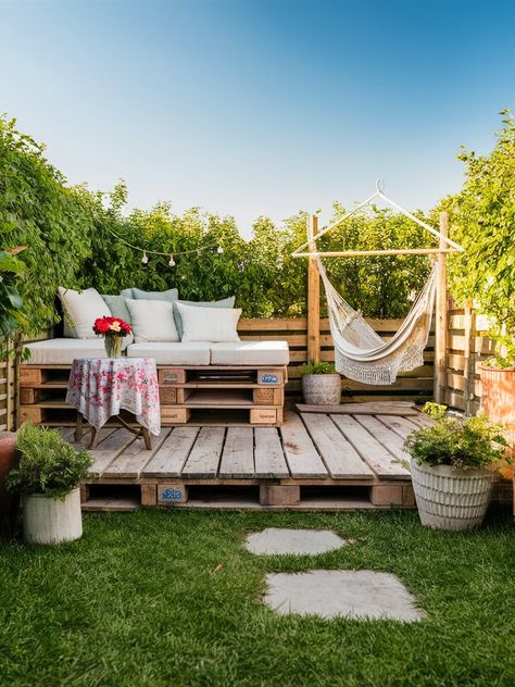 17 DIY Pallet Patio Deck Ideas – The DIY Desire Camping Garden Ideas, Small Pallet Patio Ideas, Outdoor Diy Patio, Mini Deck Ideas Patio, Diy Patio Floor, Diy Raised Patio, Palette Patio, Palet Decking Diy Patio, Terrace Diy