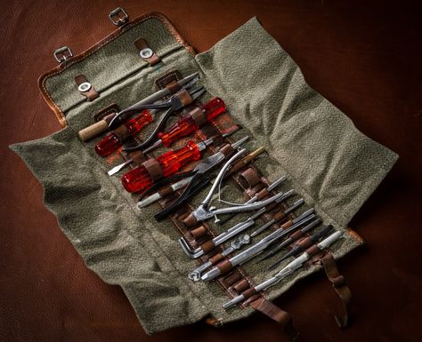 Tool Roll, Diy Bag Designs, Tool Bags, Backpack Pattern, Vintage Leather Bag, Car Tools, In The Bag, Sewing Studio, Tool Bag