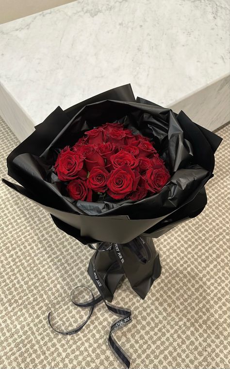 Black Bouquet, Black And Red Roses, Red Rose Bouquet, Beautiful Red Roses, Dirty 30, Birthday Inspo, Birthday Stuff, Red Gift, 17th Birthday