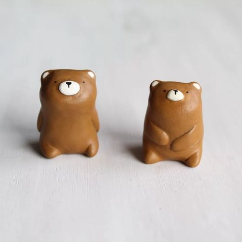 Cute Animal Figurines, Ceramic Figures Animals, Small Clay Creatures, Ceramic Craft Ideas, Small Polymer Clay Animals, Tiny Clay Creations Easy, Cool Clay Projects, Bear Clay Art, Miniature Clay Ideas