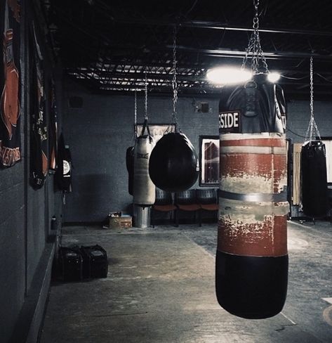 Boxer Aesthetic, Boxe Thai, Boxing Bags, Boxing Girl, Boxing Gym, Garage Gym, Gym Design, A Gym, Boxing Gloves