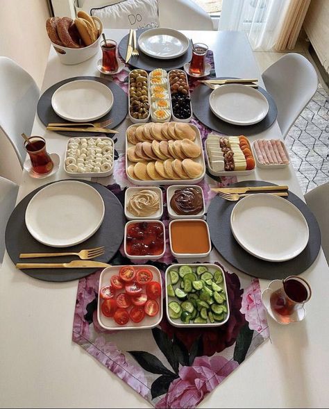 Simple Breakfast Setup, Pancake Table Setup, Plate Food Design, Food On Table Aesthetic, Party Food Set Up, Morning Birthday Party Food, Table Food Decoration, Breakfast Ideas Family, Brunch Ideas Decoration