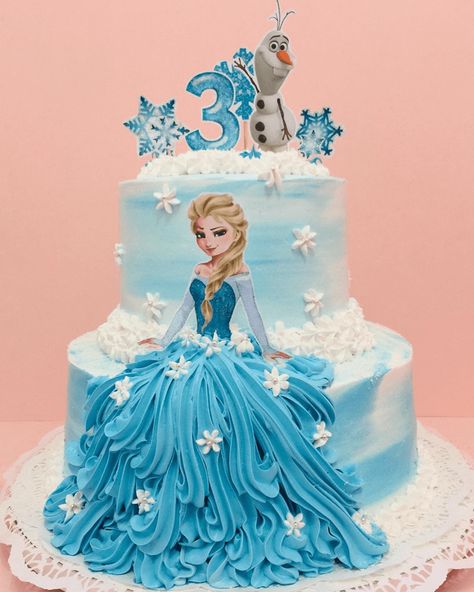 Elsa Birthday Cake Ideas, Elsa Cake Design, Frozen Cake Designs, Frozen Doll Cake, Princess Theme Cake, Elsa Birthday Cake, Pastel Frozen, Frozen Birthday Party Cake, Barbie Doll Birthday Cake