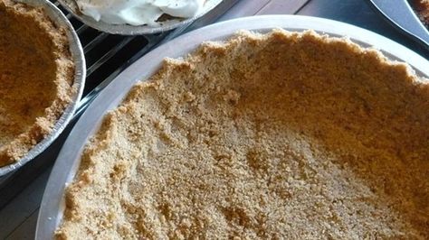 A rich buttery crust that's perfect for just about any sort of cream or custard filling. It's also perfect for cheesecakes. Walnut Pie Crust, Walnut Pie, Biscuits Graham, Graham Cracker Crust Pie, Homemade Graham Crackers, Gluten Free Pie, Blueberry Desserts, Bananas Foster, Cookie Crust