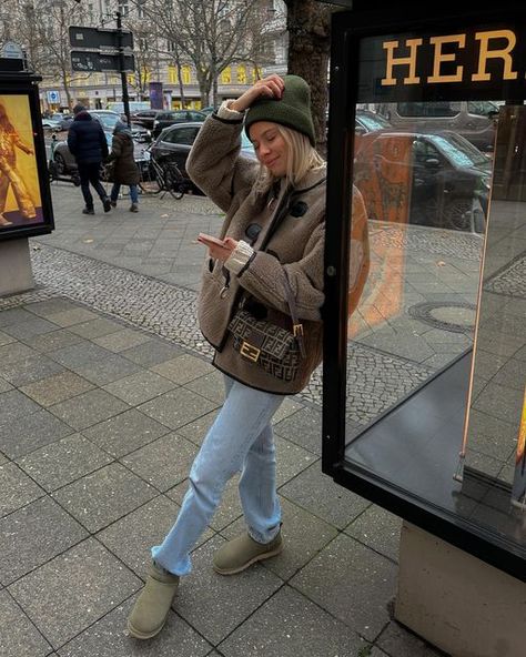 Outfit With Ugg Boots, Green Ugg Boots, Uggs Boots Outfit, Green Uggs, Green Boots Outfit, Ugg Boots Outfit, Beanie Outfit, New York Outfits, Green Boots