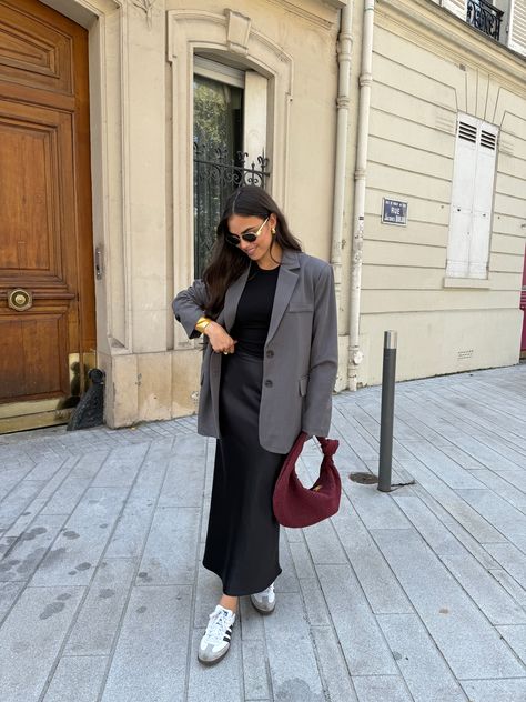 Description :   The model is wearing a size SM and is 1m65 tall.   Composition: 100% polyester. Outfit Con Blazer Gris, Grey Blazer Outfit Casual, Grey Blazer Outfit Women, Grey Blazers, Grey Blazer Outfit, Pom Juice, London Outfits, Inspi Outfit, Olivia Dunne