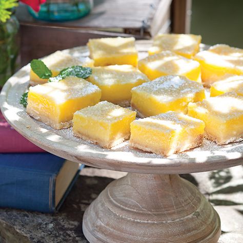 These Lemon Bars with Browned Butter Crust are perfect any time of the year! Paula Deen Lemon Bars, Butter Crust Recipe, Sand Tarts, Butter Crust, Paula Deen Recipes, Dessert Bar Recipe, Southern Lady, Browned Butter, Lemon Bars