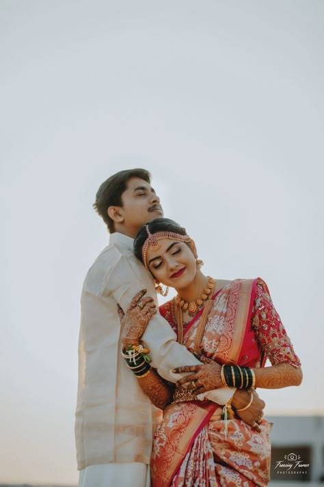 Wedding Couple Poses Hindu, South Indian Bride Groom Poses, Indian Traditional Wedding Couple Poses, Pre Wedding Shoot Poses Bride Groom, Engagement Photos Ideas Indian Saree, Tamil Wedding Groom Poses, South Indian Wedding Photoshoot, Kanku Pagla Photoshoot, Copuls Photoshoot