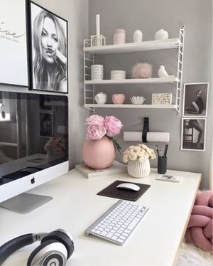 LIKEtoKNOW.it Beauty Desk, Feng Shui Bedroom, Work Office Decor, White Desk, Office Layout, White Desks, Instagram Analytics, Bedroom Layouts, 1k Followers