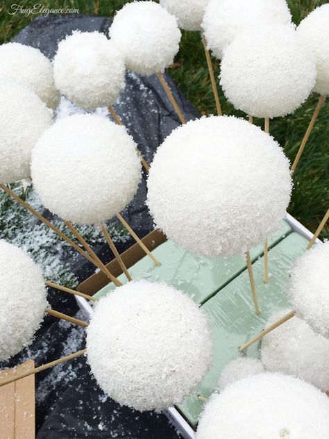 Faux Snowballs, Fake Snowballs, Interior Design Christmas, Christmas Home Decorations, Snow Balls, Snow Adventure, Fun Decorations, White Christmas Ornaments, Shabby Christmas