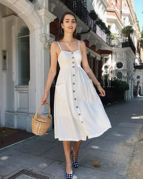 10 vestidos perfectos que no te dará miedo usar si tienes celulitis Áo Blu, Strawberry Picking, London Style, Lavender Field, Trendy Summer Outfits, Tumblr Fashion, Outfit Trends, Vestidos Vintage, Inspired Outfits