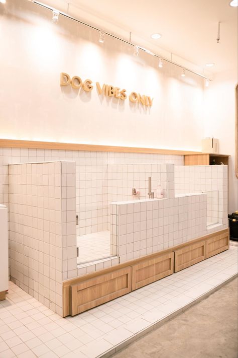 Self Service Dog Wash Grooming Salon, Dog Self Wash Business, Luxury Grooming Salon, Dog Spa Design, Dog Business Aesthetic, Dog Shop Interior, Pet Store Design Interiors, Pet Grooming Business Interior Design, Pet Boutique Ideas Store Design