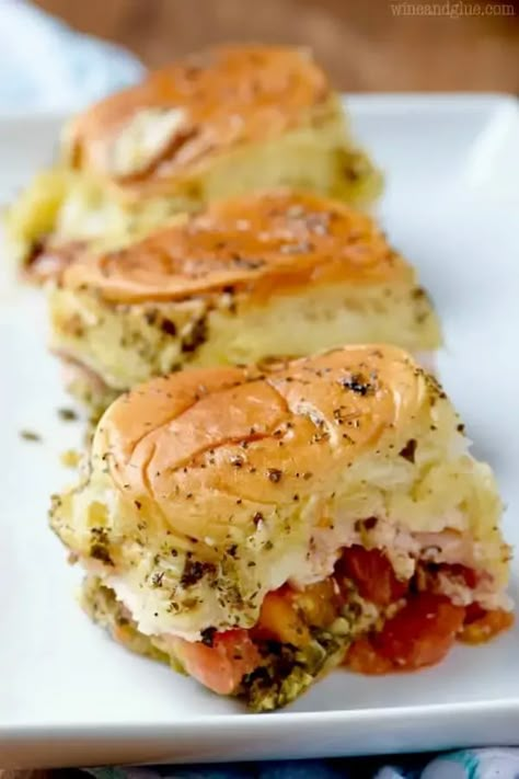 These Italian Pesto Sliders are easy to throw together and so delicious! Perfect for a party or easy weeknight meal! Pesto Sliders, Philly Cheesesteak Sliders Recipe, Baked Chili Cheese Dogs, Italian Sliders, Italian Pesto, Slider Recipe, Stomach Rumbling, Mediterranean Recipe, Tailgate Ideas