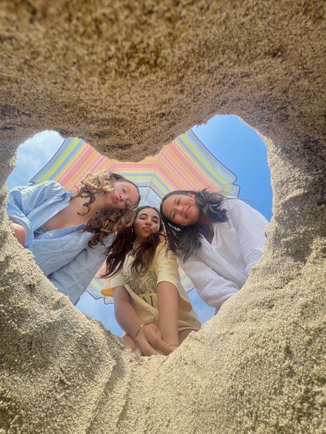 Beach Photo Ideas Sisters, Fun Beach Pics With Friends, Beach Day With Bestie, Beach Pictures Poses 3 Friends, Beach Poses Friends Group, Beach Day Pictures Best Friends, Beach Fun Aesthetic, Group Photo Beach Ideas, Beach Friends Poses