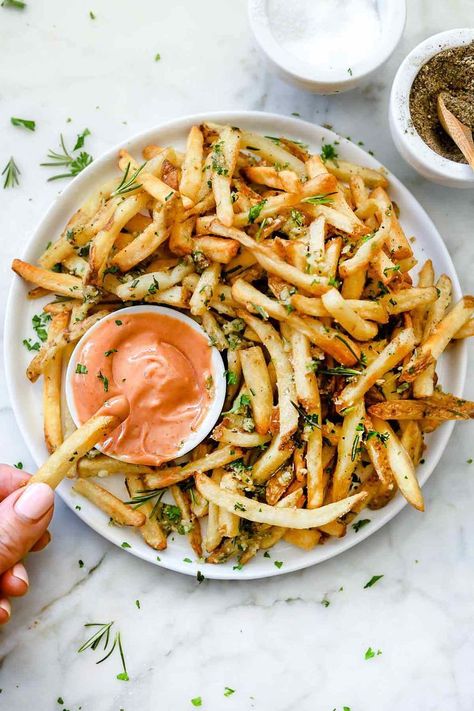 Killer Garlic Fries with Rosemary | foodiecrush.com Foodie Crush, Garlic Fries, Food Yummy, French Fries, Food Cravings, I Love Food, Soul Food, Food Inspiration, Love Food