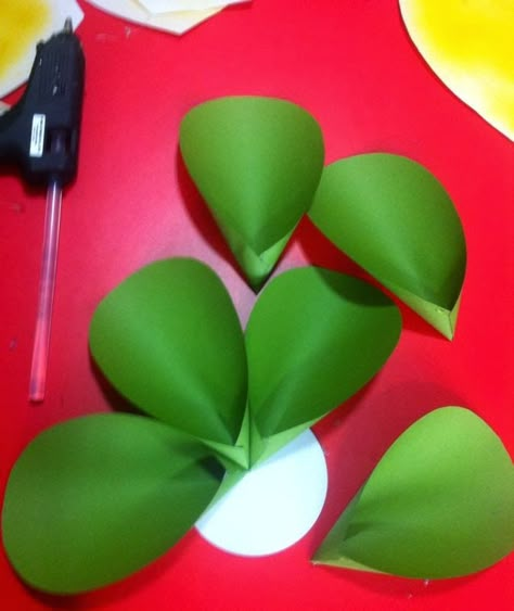 How To Make Flowers For Bulletin Board, Easy Paper Flowers For Bulletin Board, Big Flower Craft, Paper Flower Bulletin Board, Flowers For Bulletin Board, Spring Bulletin Boards For School, Flower Bulletin Board Ideas, 3d Bulletin Board Ideas, May Flowers Bulletin Board