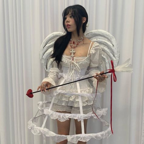 Mythology Costumes, Angel And Devil Costume, Fashion Designer Aesthetics, Angel Halloween Costumes, Walpapers Cute, Halloween Costumes 2022, Fashion Tattoo, Aesthetics Fashion, Halloween Coustumes