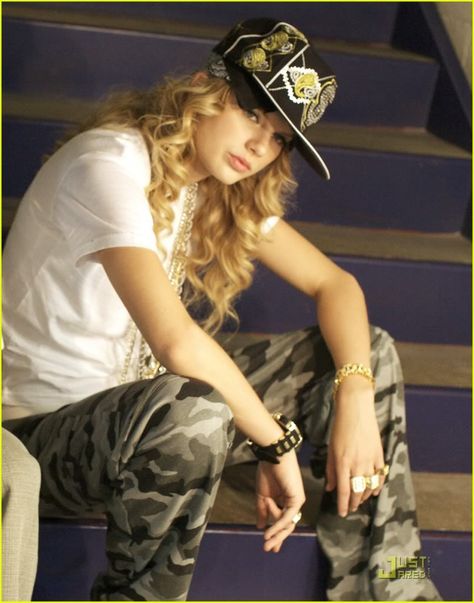 t-swizzle♡ Thug Story Thug Story, Taylor Swift Costume, Taylor Swift Photoshoot, Taylor Outfits, Taylor Swift Tour Outfits, Swift Tour, Estilo Taylor Swift, Taylor Swift Fearless, Taylor Swift Funny