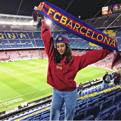 The real FC Barcelona fan! Beautiful girl wearing our new red fleeced hoodie. Check out our chic style ideas! Click "Visit" to buy it now. ----- Fall outfits, fall fashion 2017, fashion 2017 fall, outfit ideas, outfits fall, style fashion, style inspiration, women's fashion, women's fall fashion, women's fashion casual, hoodie outfit. Barcelona Game Outfit, Football Match Outfit Women, Barcelona Girl Fans, Stadion Outfit, Casual Hoodie Outfit, Barcelona Girl, Soccer Game Outfits, Barcelona Fans, Barcelona Game