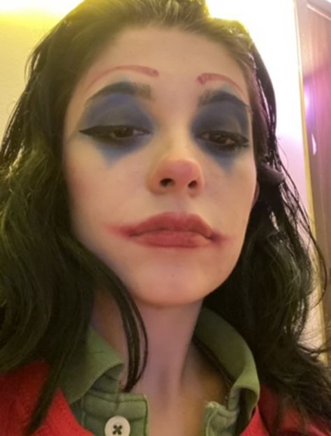 Halloween Not Basic Costumes, Kendall Roy Costume, Most Creative Halloween Costumes Diy, Long Hair Costumes Halloween, Costumes With Bangs, Halloween Costumes Blue Hair, Green Hair Costume Ideas, Halloween Joker Women, Hereditary Costume