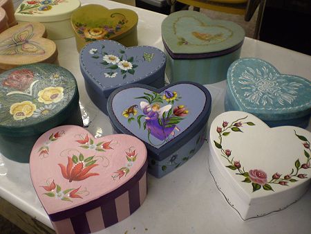 ... Heart Box Painting Ideas, Wooden Box Crafts, Painted Wooden Boxes, Painted Hearts, Decoupage Box, Heart Box, Pretty Box, Painted Boxes, Tole Painting