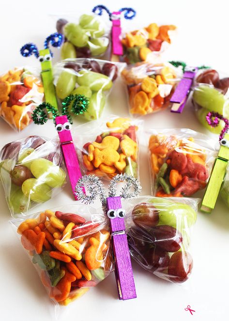 Butterfly Snack Bags, Butterfly Snacks, Classroom Snacks, Healthy School Snacks, Creative Snacks, Classroom Treats, Preschool Snacks, Edible Crafts, Ladybug Party