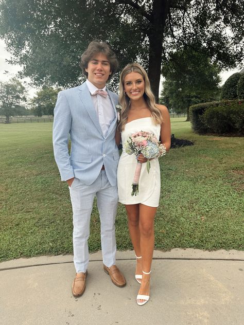 White Hoco Dress Couple Pictures, White Homecoming Dress Couple, White Dress Prom Couple, Light Blue Homecoming Couple, White Hoco Dress Couple, White Fancy Dresses, Homecoming Date Pictures, Hoco Photoshoot, Homecoming Looks