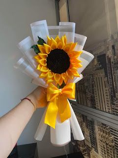 Aprende cómo hacer regalos bonitos con girasoles de tela ~ Mimundomanual One Flower Bouquet, Single Flower Bouquet, Diy Sunflower, Ribbon Rose Bouquets, Ribbon Flowers Bouquet, Diy Lace Ribbon Flowers, Diy Bouquet Wrap, Diy Ribbon Flowers, Strawberry Gifts