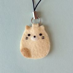 Kawaii Felt, Felt Phone, Felt Keychain, Felted Earrings, Cute Sewing Projects, Felt Crafts Diy, Sewing Stuffed Animals, Sumikko Gurashi, Pola Sulam