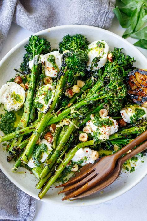 Grilled Broccolini with Burrata, Hazelnuts and Basil oil- a super tasty summer side dish perfect for outdoor dinners and gatherings. Grilled Vegetable Side Dishes, Summer Dinner Party Food, Grilled Summer Vegetables, Dinner Party Side Dishes, Veggies To Grill, Summer Vegetable Side Dishes, Summer Bbq Sides, Bbq Sides Dishes, Side Dishes Vegetable