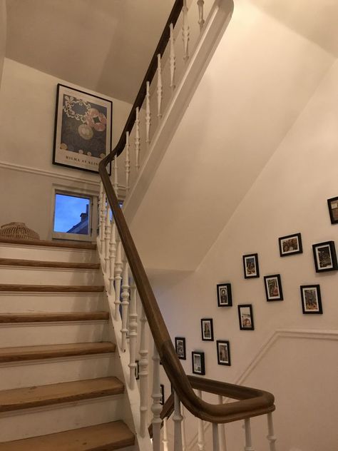 Hallway Aesthetic House, Town House Aesthetic Interior, British House Aesthetic, Cottagecore Staircase, Parisian Style House, House Aesthetic Inside, Upstairs Aesthetic, London House Aesthetic, Old House Aesthetic Interior