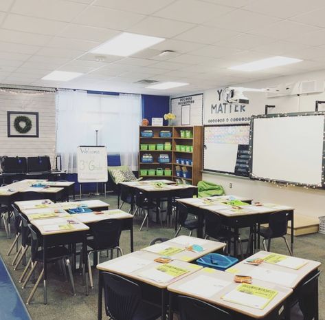 Student Seating Ideas, Large Class Seating Arrangement, Narrow Classroom Layout, L Shape Teacher Desk, Classroom 2023-2024, 2nd Grade Seating Arrangements, Desk Ideas Classroom, Elementary Seating Arrangements, Classroom Desk Layout Elementary