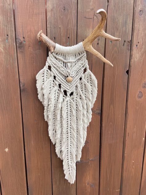 Macrame Deer Antlers Wall Hangings, Macrame On Antlers Diy, Boho Deer Head, Macrame Bull Skull, Deer Shed Macrame, Macrame Wall Hanging With Feathers, Macrame With Deer Antlers, Deer Antler Macrame Wall Hanging, Antlers Macrame