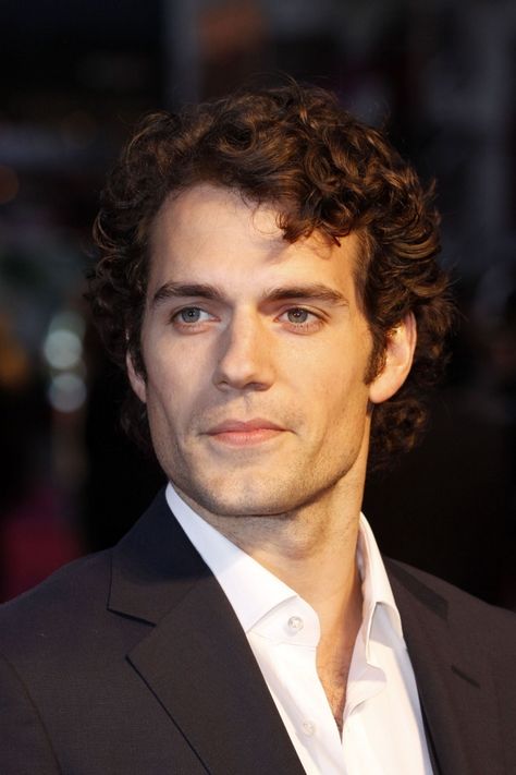 Henry...I love those curls ! ;) Cavill Henry, Henry Cavill Shirtless, Henry Williams, Film Premiere, Super Man, Sucker Punch, Dream Man, Ideal Man, Clark Kent