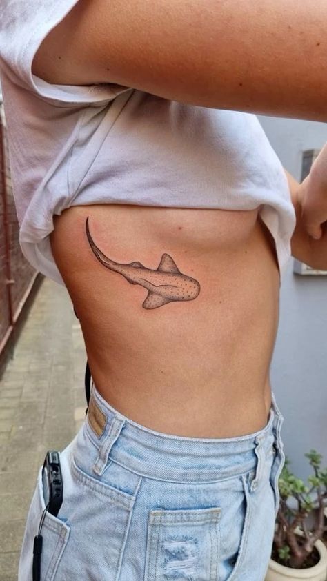 Tatoos Woman Rib Cage, Tattoo Belly, Shark Tattoo Ideas, Beachy Tattoos, Basic Tattoos, Shark Tattoo, Small Pretty Tattoos, Petite Tattoos, Spine Tattoos For Women