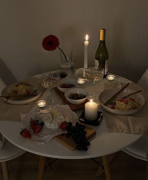 Couple Dinner Date Aesthetic Home, Dinner Date Table Setting At Home, Romantic Dinner At Home Aesthetic, Romantic Dinner Date Aesthetic, Candle Lit Dinner Aesthetic, Candle Lit Dinner At Home For Two, Lunch Table Aesthetic, Dinner Table Decorations For Home, Dinner Aesthetic Night Home