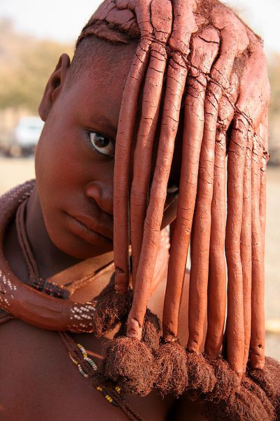 Yves Picq . Namibie Himba.   The Himba women wear their hair in long braids and cover them with a mixture of butter fat and ochre called otijize which also gives their skin a red tint. Its a common trend and symbol of beauty. Himba Girl, Himba People, Weird Beauty, African People, Beauty Standards, World Cultures, People Of The World, African Culture, African Beauty