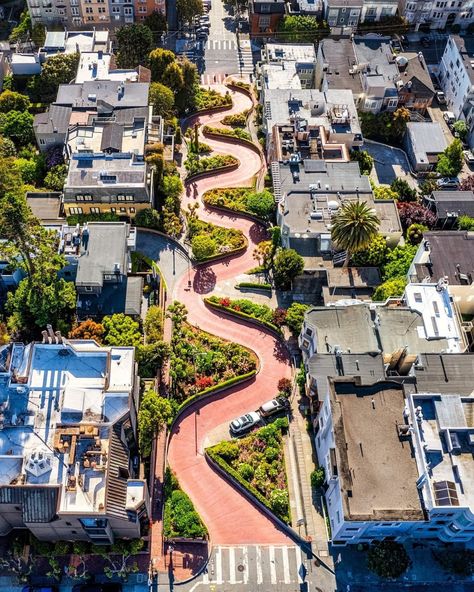 Lombard Street is undoubtedly one of the busiest spots in San Francisco. 📸: [instagram.com/dianebentleyraymond] San Francisco Lombard Street, San Francisco Instagram, Lombard Street San Francisco, Lands End San Francisco, Street Scape, San Francisco Coffee, Pretty City, Street Tattoo, Lombard Street