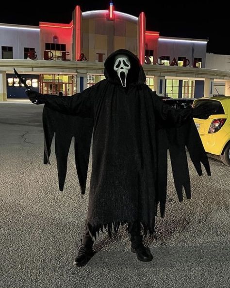 Scary Movie Disfraz, Ghostface Cosplay Male, Slasher Artwork, Male Halloween Costumes, Scream Halloween Costume, Ghostface Costume, Scream Costume, Skateboard Photos, Red Aesthetic Grunge