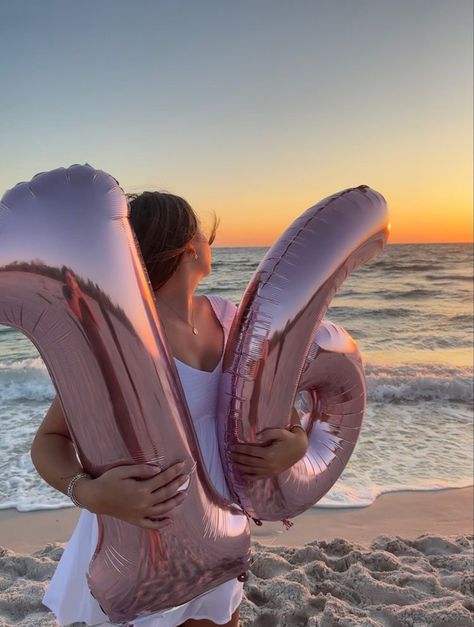 21 Beach Birthday, Birthday Picture Ideas Balloons, 16 Bday Decorations, Sweet 16 Birthday Picture Ideas, Bday On The Beach, Different Birthday Ideas, Beach Party Pictures, Beach Bday Aesthetic, Beach Sweet 16 Photoshoot