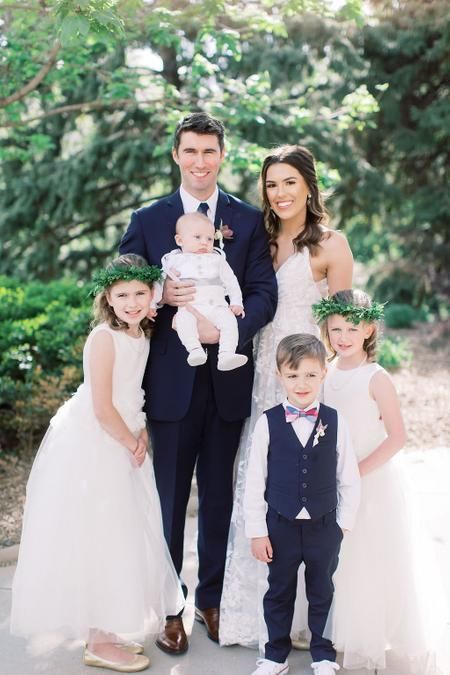 Wedding photo with bride, groom, flower girls, and ring bearer | #weddingphotography #familyphoto #brideandgroom #flowergirl #rignbearer Picture Poses Wedding, Groom Flower, Wedding Party Poses, Wedding Parties Pictures, Poses Wedding, Bridal Photography Poses, Wedding Photography Bride, Wedding Picture Poses, Bride Sister