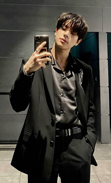 Jake Enhypen Stage Outfit, Male Kpop Idols In Suits, Kpop Suit Stage Outfit Men, Kpop Idols In Suits Men, Jake Suit Enhypen, Jake Hot Pic Enha, Enhypen Jake Outfits, Jake Enhypen Suit, Enhypen Suit